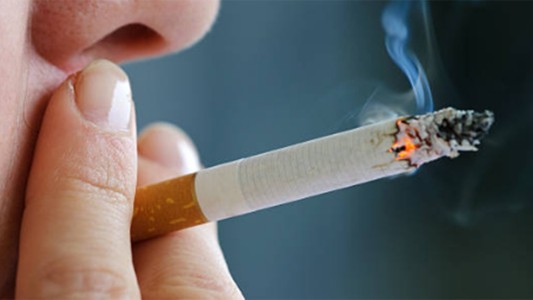 Francia: un hombre quiso estrangular a una mujer por fumar en su mezquita