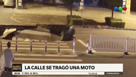 La calle cedió y se tragó una moto