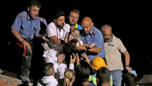 Milagro en Italia: rescataron a un bebé y sus dos hermanos tras el terremoto de Ischia