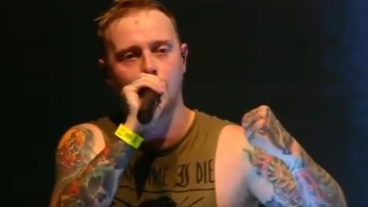 Un cantante de una bande de heavy metal paró su show para denunciar una agresión sexual