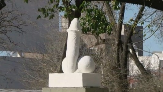 Rosario: la insólita estatua en homenaje al "Negro de Whatsapp" que fue destruida por los vecinos