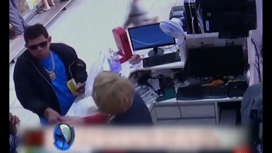 Tardaron en atenderlo en un comercio, disparó y mató a un cliente