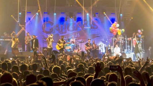 "Me quedé con ganas de invitarte una cerveza": la chica que busca al desconocido con el que bailó en un recital