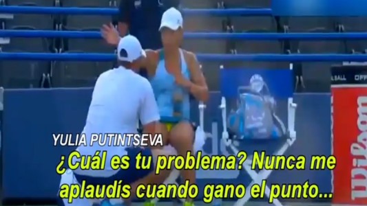 La furia de una tenista: destruyó la raqueta y corrió a su entrenador en pleno partido