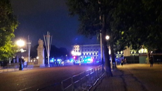Alerta en el Palacio de Buckingham: un hombre atacó con un cuchillo a dos policías
