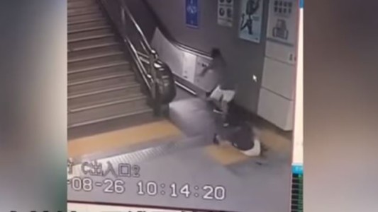 China: la tierra se 'tragó' a una mujer que iba a subir a una escalera mecánica