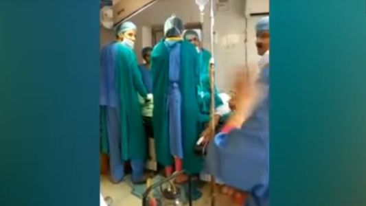 Conmoción en India: médicos se pelean durante una cesárea y la bebe muere durante la operación