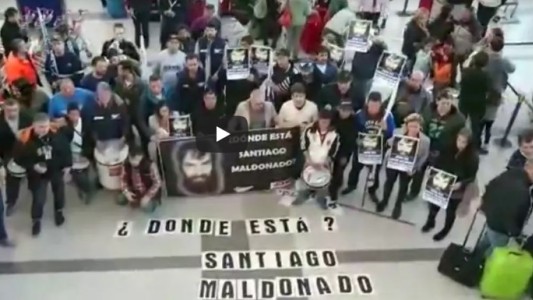 Preguntaron por Santiago Maldonado por los altoparlantes del aeropuerto de Ezeiza