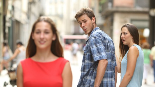 La historia detrás de la foto viral del joven que mira otra chica mientras pasea con su novia