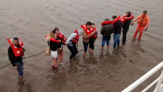 Maestros que festejaban su día terminaron de a pie en el río