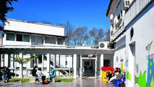 Mamá de 19 años intoxicó a su beba con alcohol y pastillas y la puso en venta en una plaza