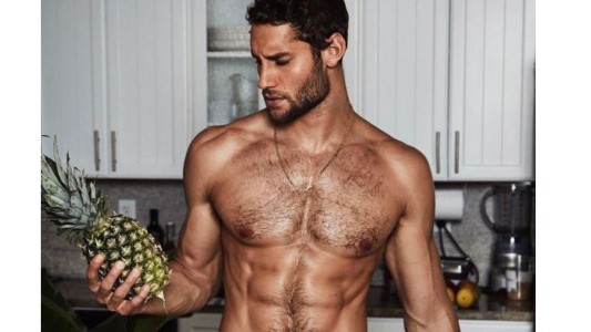 El chef más guapo del mundo es peruano, cocina desnudo y la rompe en redes sociales