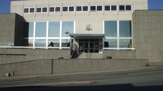 Conmoción en Inglaterra: un chico de doce años violó varias veces a su hermanastra de cinco