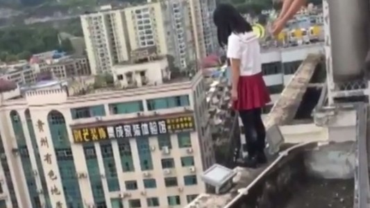 El dramático momento en que un profesor salvó a una alumna de arrojarse desde un piso 17