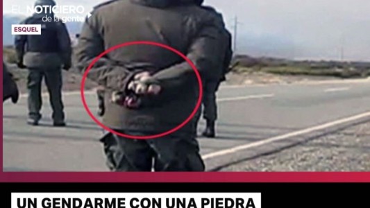 Santiago Maldonado: un gendarme con una piedra