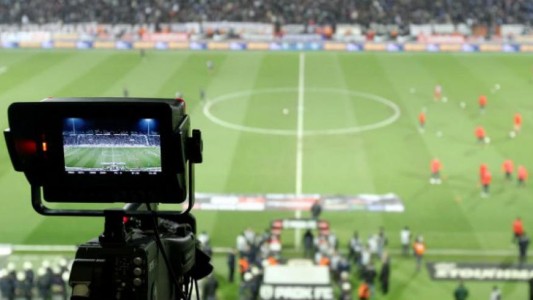 Diputados presentaron proyecto para que no paguen por el fútbol los jubilados y AUH