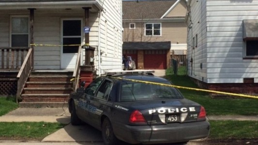 Una mujer apuñala a su novio seis veces tras encontrarle desnudo sobre su hija de doce años