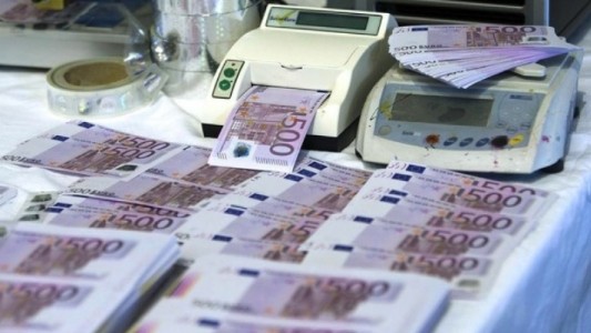 Misterio en Suiza: Taparon inodoros de un banco y un restaurante con billetes de 500 euros