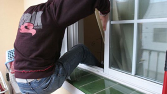 Un ladrón quedó atrapado mientras robaba en una casa y llamó a la policía para que lo liberen