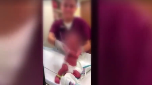 El viral que nos indigna: un enfermero se grabó "haciendo bailar" a un bebé recién nacido y lo destrozaron en las redes
