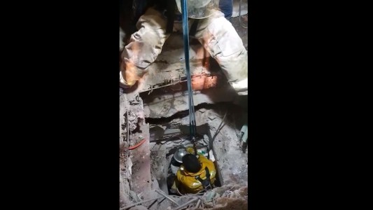 El conmovedor testimonio de un rescatista tras encontrar con vida a una joven entre escombros