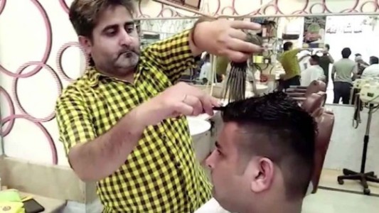 El peluquero que corta el pelo con 15 tijeras al mismo tiempo
