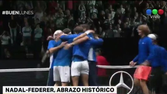 Abrazo histórico de Nadal y Federer