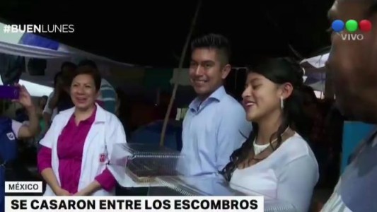 Una pareja mexicana se casó en la calle tras el terremoto