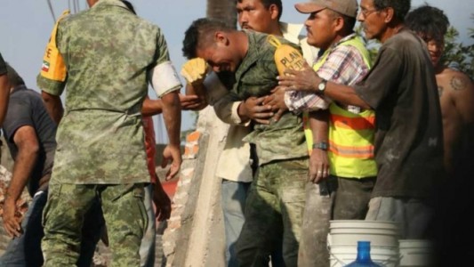Terremoto en México: el soldado que llora tras hallar los cuerpos de madre e hija bebé bajo los escombros
