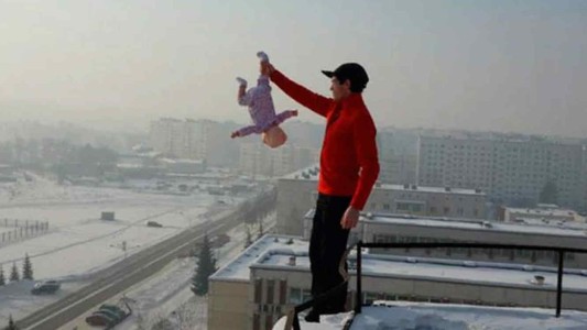 ¿El peor papá del mundo?: sus fotos se volvieron virales y su esposa lo salvó de la cárcel