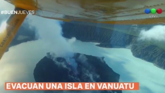 Ordenan la evacuación de una isla por una erupción volcánica en el Pacífico sur