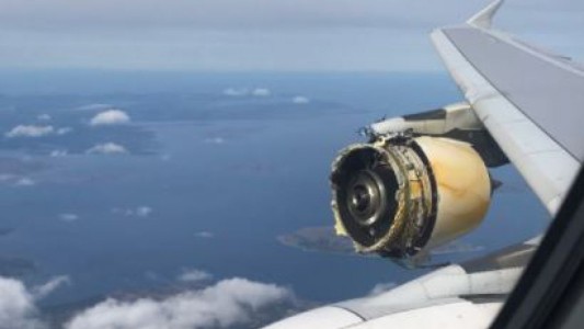 Terror en el aire: un pasajero grabó el momento en el que la turbina de un avión comienza a desintegrarse
