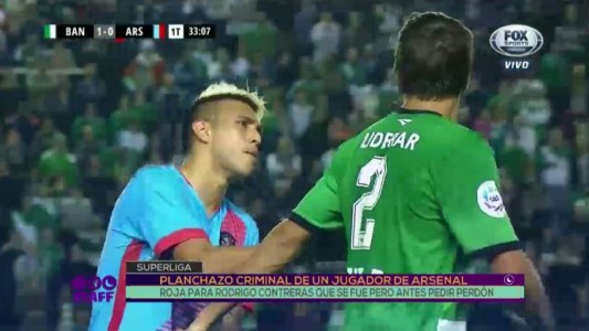 Planchazo criminal de un jugador de Arsenal