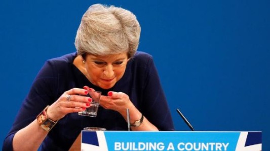 La primera ministra británica se atragantó en medio de un discurso