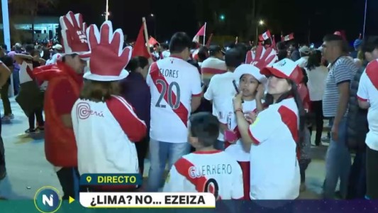 Hinchas de Perú fueron al aeropuerto de Ezeiza a recibir a su Selección