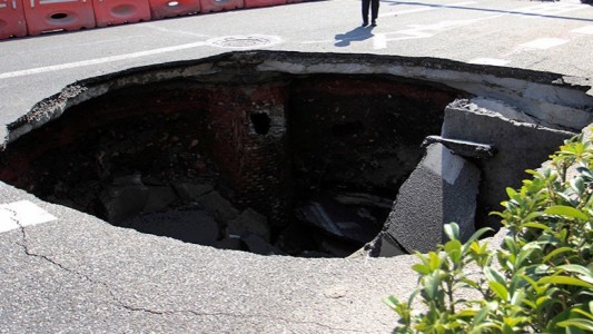Un gigantesco cráter se tragó un camión de basura en México