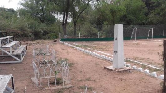 Construyeron una cancha en Bolivia y colocaron las tribunas en territorio argentino