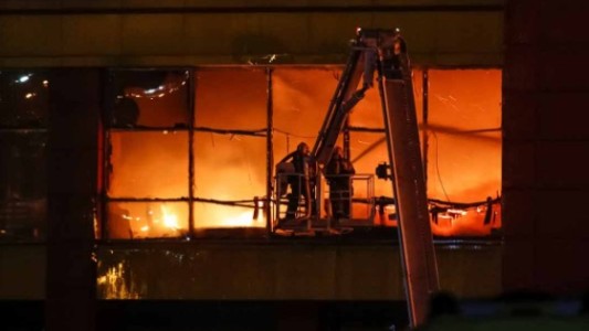 Rusia: evacuaron a miles de personas por un incendio en un shopping de Moscú