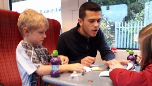 El “héroe” que logró calmar a un nene con autismo en un tren de Inglaterra