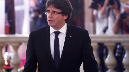 Declararon la independencia de Cataluña, pero la dejaron en suspenso para llamar al diálogo