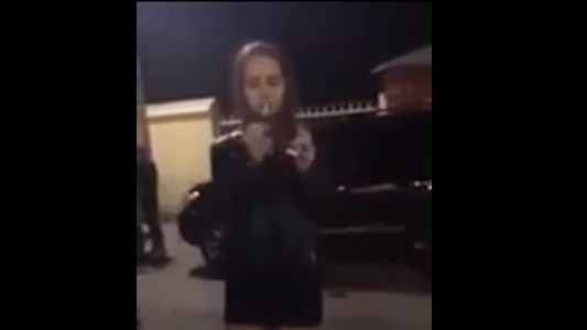 Video: la brutal paliza que recibe una joven rusa en la puerta de una discoteca