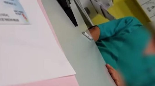 Escándalo en España: suspendieron a un médico que se masturbó delante de una paciente