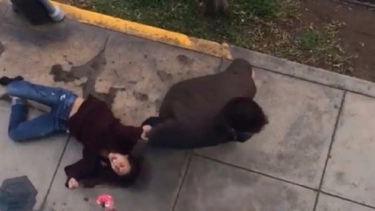 Brutal agresión en Perú: amenazó a su novia con un cuchillo y la arrastró por la calle