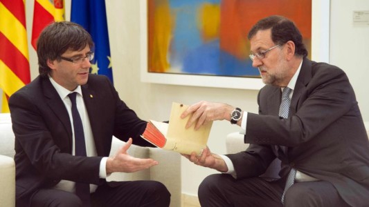 Cataluña: Rajoy da un ultimátum a Puigdemont para que vuelva a la ley y al orden constitucional
