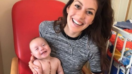 La sonrisa de un bebé tras ser operado a corazón abierto