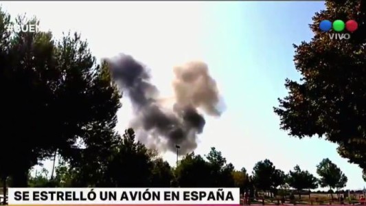 Se estrelló un avión militar en medio de los festejos por el Día de España y murió el piloto