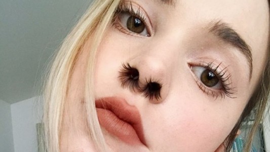 La extraña moda de usar extensiones de pelos en la nariz