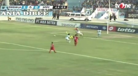 Tragedia en el fútbol de Indonesia: murió un arquero tras un terrible choque con un compañero