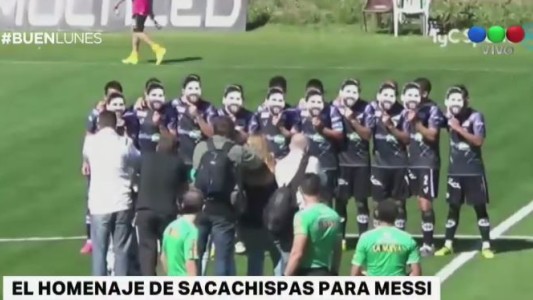 Los jugadores de Sacachispas posaron con caretas de Messi