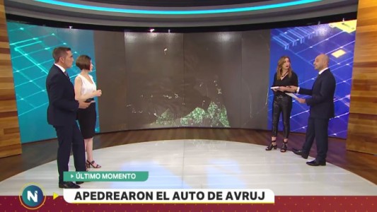 Apedrearon el auto de Claudio Avruj